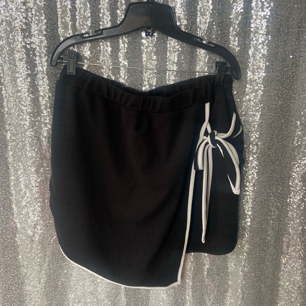Contrast Trim Skort